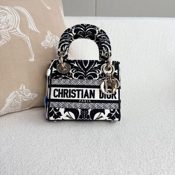 Dior Women Pre-Loved Bag Very Good Condition - Picture 2 of 9